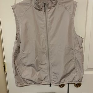 Ativa women’s golf vest. XL  Zip front and zip pockets